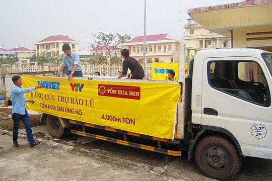 Hoa Sen Group hỗ trợ 3.000 mét tôn cho bà con vùng lũ