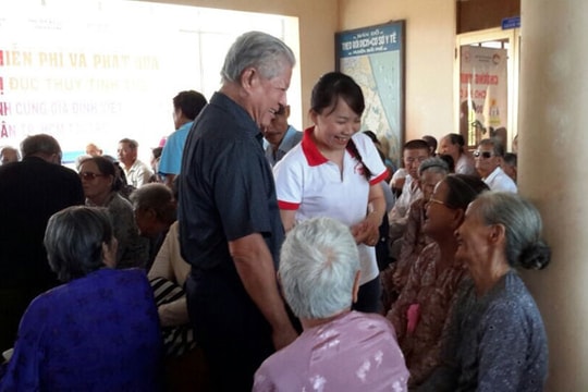 Mổ mắt miễn phí, phát quà cho người mù nghèo tỉnh Quảng Ngãi