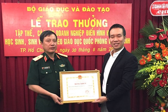 Bộ trưởng GD-ĐT tặng bằng khen cho FrieslandCampina Việt Nam