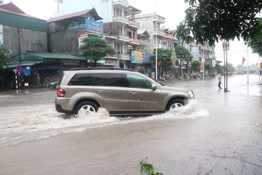 Lái xe qua vùng ngập nước như thế nào?