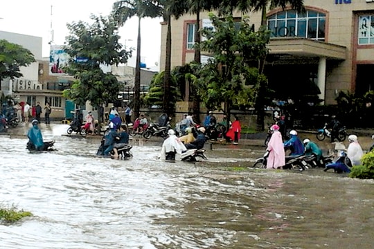 Bất cập nhà ở chung cư: Sống chung với lũ