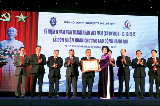 100 doanh nghiệp được tôn vinh Doanh nghiệp TP.HCM tiêu biểu năm 2015