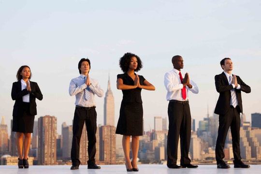 15 phút yoga giảm căng thẳng cho dân văn phòng