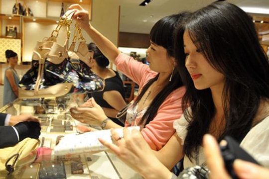 Nhà giàu Trung Quốc bí mật chuyển tiền ra nước ngoài bằng cách nào?