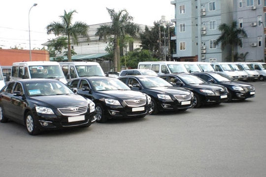 Từ lãng phí xe công đến mua sắm công sản