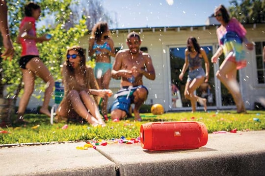 5 loa bluetooth siêu sao cho người dùng thích "xê dịch"