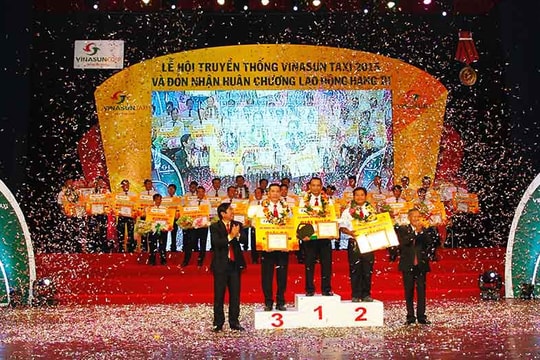 Vinasun Taxi đón nhận Huân chương Lao động hạng Ba