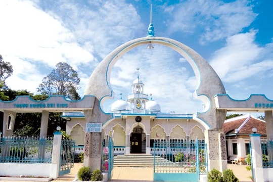 Đi qua vùng đất thiêng của người Chăm