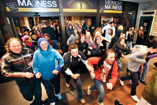 Mua hàng giảm giá: Tìm vận đỏ trong "ngày đen"