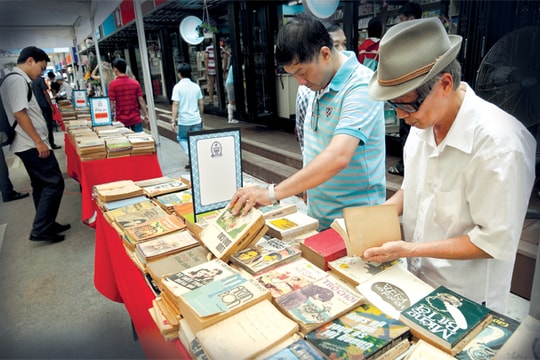 Ghi chép bên lề trang sách