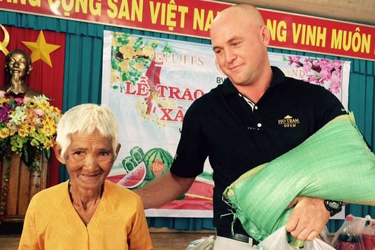 The Bluffs Hồ Tràm Strip hỗ trợ gia đình khó khăn