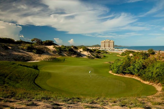 Chơi golf tại The Bluffs được nghỉ đêm miễn phí tại Hồ Tràm Strip