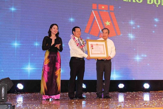 Sao Mai nhận Huân chương lao động hạng Ba