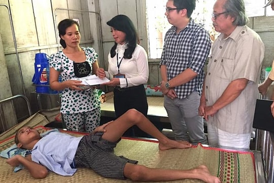 Grab trao 25 triệu hỗ trợ nạn nhân tai nạn giao thông