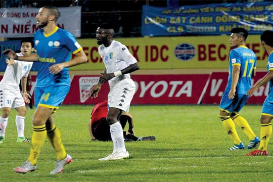 Bóng đá Việt: Khi nào mới chuyên nghiệp?