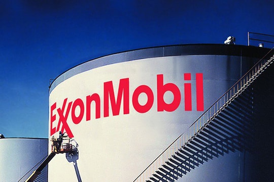 Tập đoàn dầu khí Exxon Mobil bị hạ bậc tín nhiệm sau 67 năm