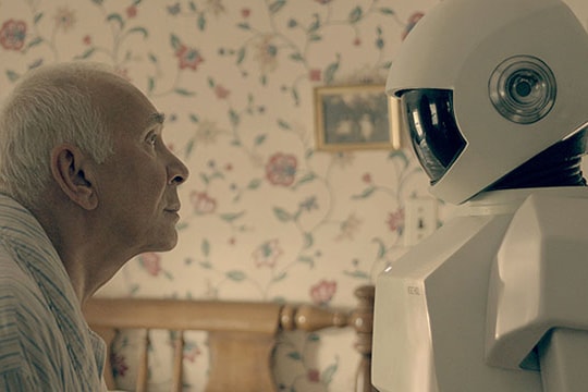 Robot - bạn mới của người già