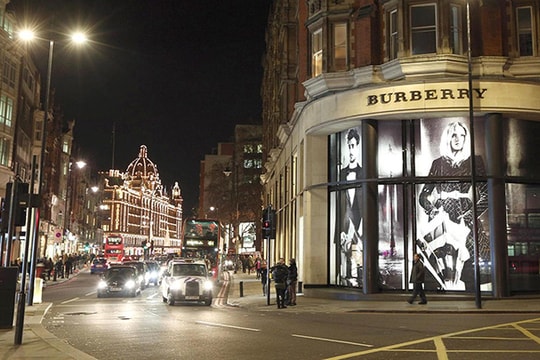 Người Trung Quốc "đổ bộ" sang Anh sắm đồ hiệu nhờ... Brexit