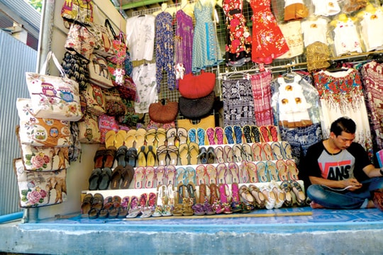 Nhường hàng lưu niệm cho Trung Quốc?