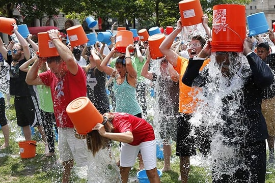 Hiệu quả bất ngờ từ chiến dịch "Ice bucket challenge"