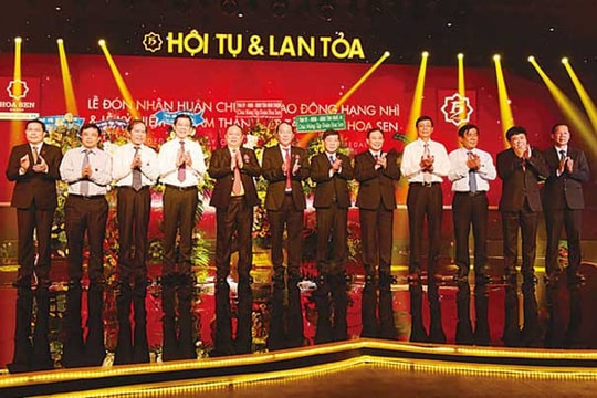 Hoa Sen nhận Huân chương lao động hạng Nhì