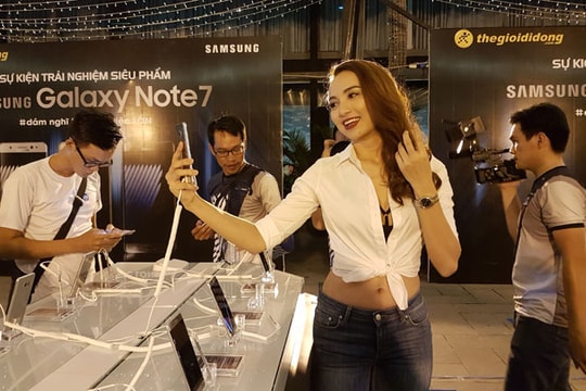 Thế Giới Di Động giới thiệu Galaxy Note 7 tại hồ bơi