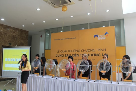 PVcomBank trao thưởng cho khách hàng