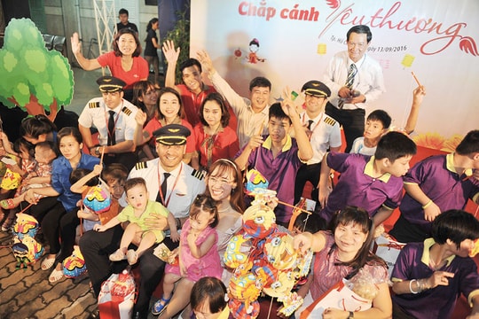 Tổng giám đốc Vietjet mang trung thu đầm ấm đến trẻ em tàn tật, mồ côi