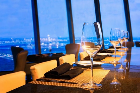 Ngắm hoàng hôn trên đỉnh Sài Gòn tại EON51