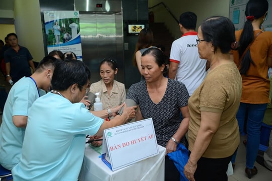 Nutren Optimum tổ chức khám miễn phí cho người cao tuổi