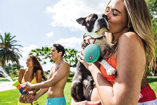 Loa Bluetooth mini mang âm nhạc đi khắp nơi