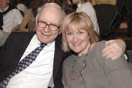 Con gái Warren Buffett 20 tuổi vẫn không biết cha là tỷ phú
