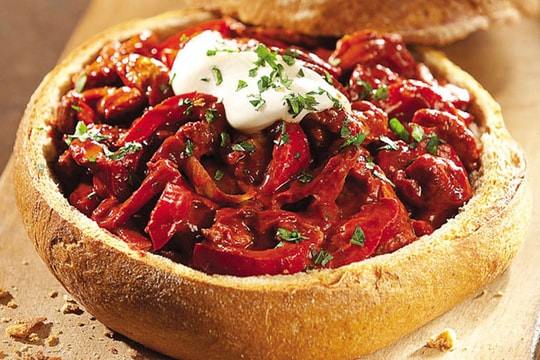 Ấm lòng với goulash trong những chiều Đông Âu