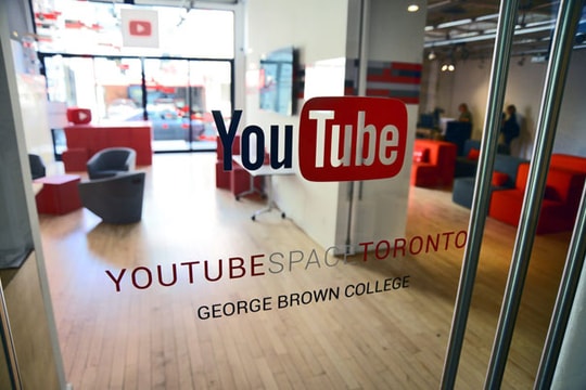 Doanh thu "khủng" và chiêu né thuế của YouTube