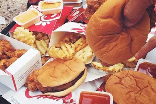 5 thói quen tai hại sau bữa ăn rất nhiều người mắc phải