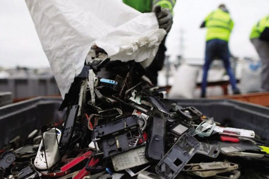 Tái sinh rác thải kim loại từ điện thoại di động