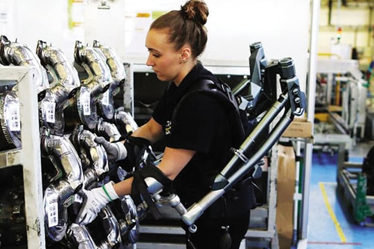 Sản xuất xe hơi: Xu hướng robot hóa, nữ hóa nhân lực