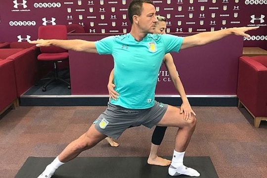 Terry tập yoga cùng cô giáo xinh đẹp