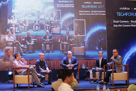 Techforum 2017 - cuộc đua camera kép và màn hình vô cực