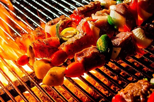 Vì sao bạn vẫn thèm ăn dù đã no?