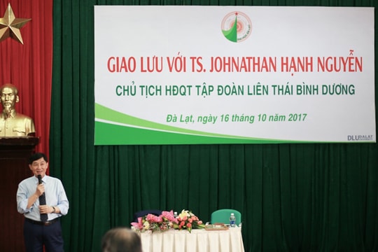 Doanh nhân Johnathan Hạnh Nguyễn giao lưu với sinh viên ĐH Đà Lạt