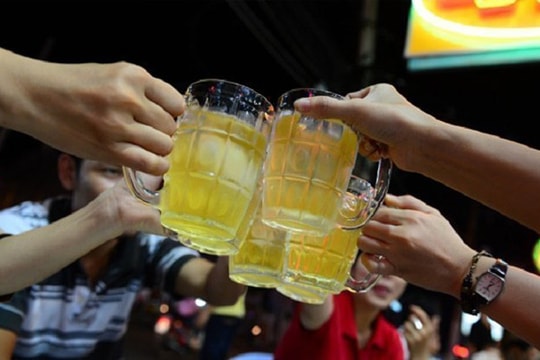 Người Việt mạnh tay chi cho uống bia