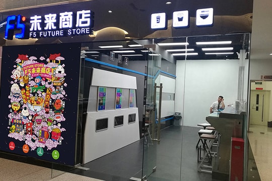 Trung Quốc, Nhật Bản: Bùng nổ cửa hàng không nhân viên