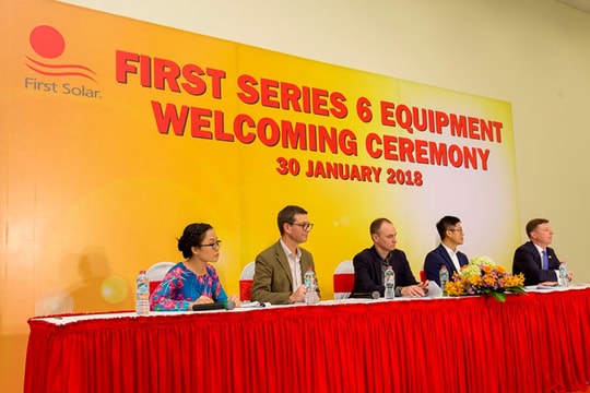 First Solar Việt Nam lắp đặt thiết bị đầu tiên phục vụ sản xuất tấm mô-đun Series 6