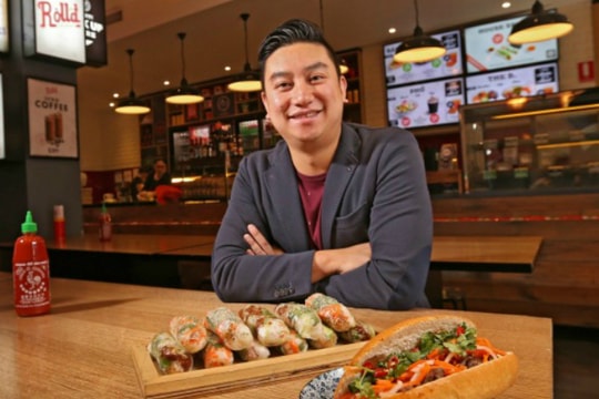 Chàng trai gốc Việt thành triệu phú trên xứ người nhờ... bánh mì, gỏi cuốn