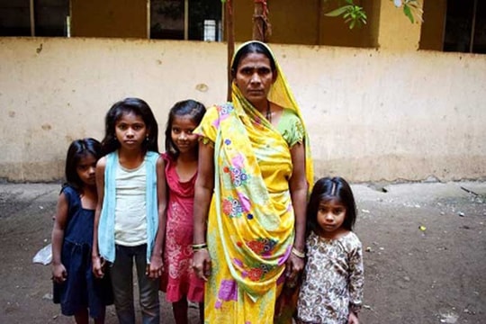 Dân nghèo khắc khoải trong khu tái định cư ô nhiễm nặng ở Ấn Độ