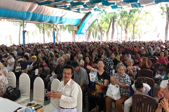 Vinamilk chăm sóc sức khỏe người cao tuổi