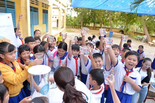 P&G Việt Nam tặng nước uống sạch cho trẻ em