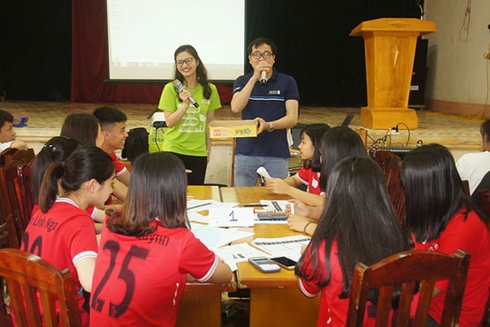 Ngân hàng Standard Chartered Việt Nam đào tạo kiến thức tài chính cho học sinh ở Bắc Kạn