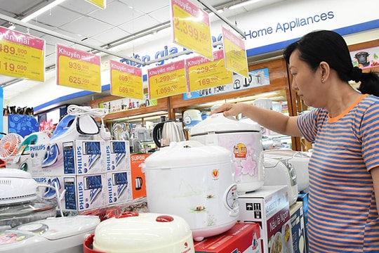 Tấp nập khách hàng "gom hàng" gia dụng giảm giá tại siêu thị Co.opmart